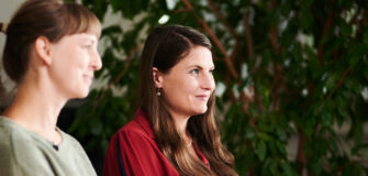 Frau Isa (Illustratorin) und Rosa Schaberl (Autorin)