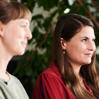 Frau Isa (Illustratorin) und Rosa Schaberl (Autorin)