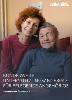 Pensionistin und Angehörige lächeln in die Kamera