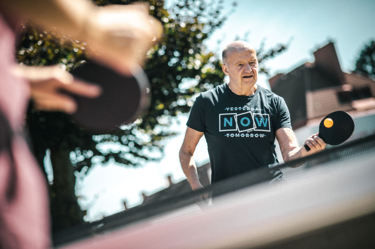 Andreas spielt Ping Pong