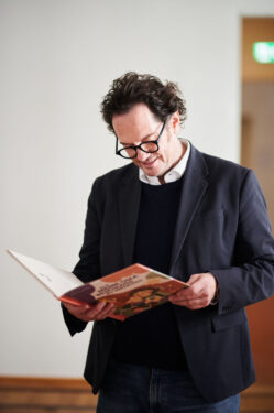 Portrait Mann liest Buch