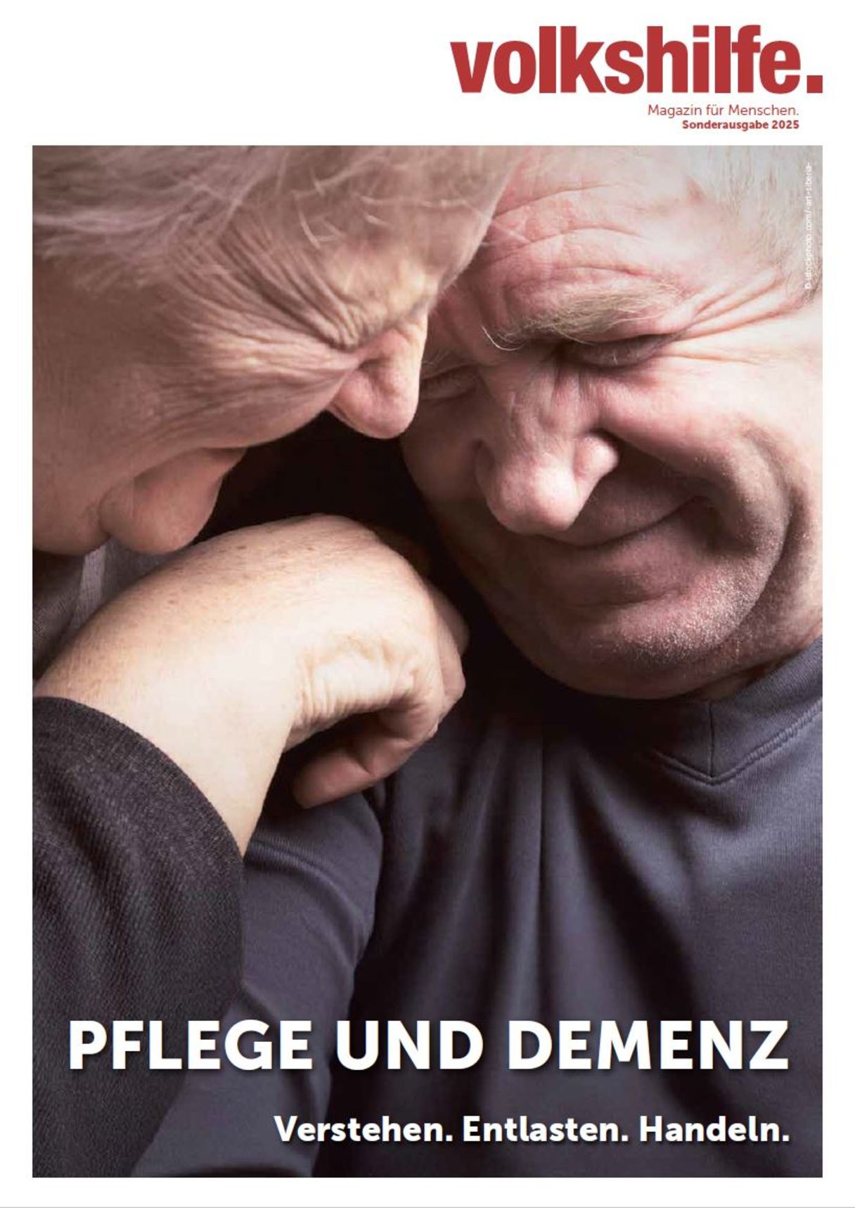 Coverpage des Sondermagazins "Pflege und Demenz: Verstehen. Entlasten. Handeln." Zu sehen sind eine Pensionistin und ein Pensionist, die sich umarmen und lächeln