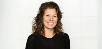 Portrait der Autorin Johanna Constantini