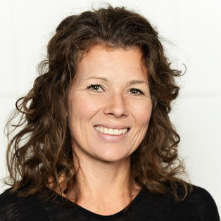 Portrait der Autorin Johanna Constantini